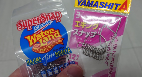 ウォーターランド「スーパースナップ」とヤマシタ「エギ王スナップ」を手に持った写真