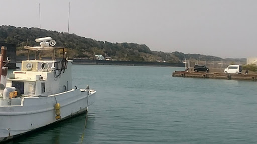 御前崎西埠頭の外洋に最も近いポイント。先行者の車がある。