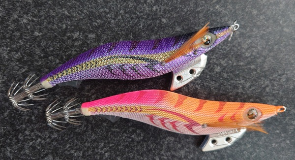 筆者私物のエギ王K。濁り潮でオススメの紫テープと赤テープ。上がパープルシャドウで、下がカクテルオレンジ。