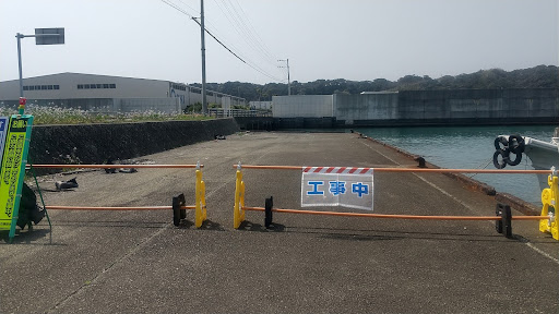 御前崎西埠頭の橋の手前の写真。工事中のため立ち入り禁止。