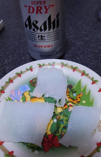 イカそうめん(アオリイカの刺身)と見切れたアサヒスーパードライ