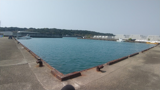 御前崎西埠頭の最奥地点の写真。静けさがため池の様。