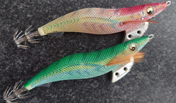 筆者私物のエギ王K。澄み潮でオススメのケイムラ。上がメープルサンセットで、下がモエモエグリーン。