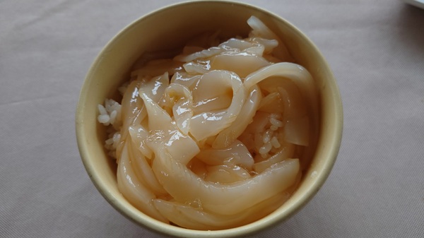 イカ卵黄丼の写真