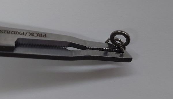 スプリットリングをプライヤーで開きながら、ソリッドリングに繋げている作業の様子