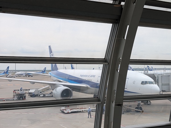 羽田空港での飛行機の写真