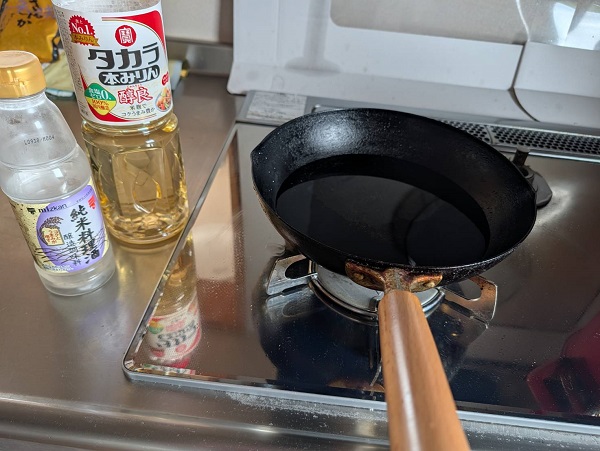 料理酒とみりんをフライパンで煮切っている様子