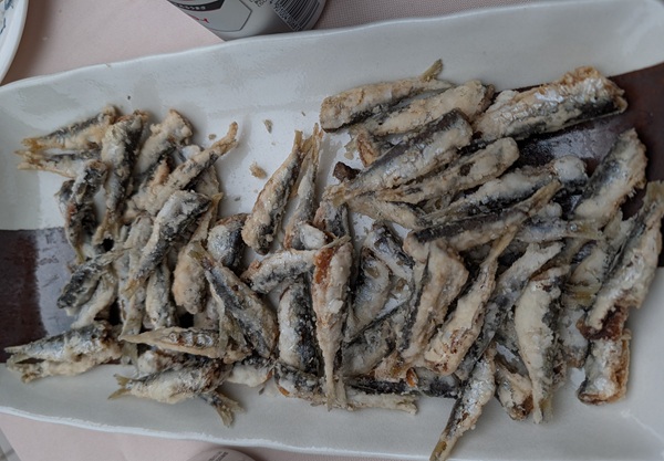 揚げた大量のサッパ