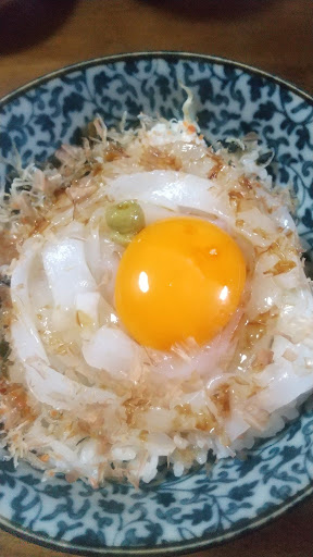 イカの刺身と卵黄丼