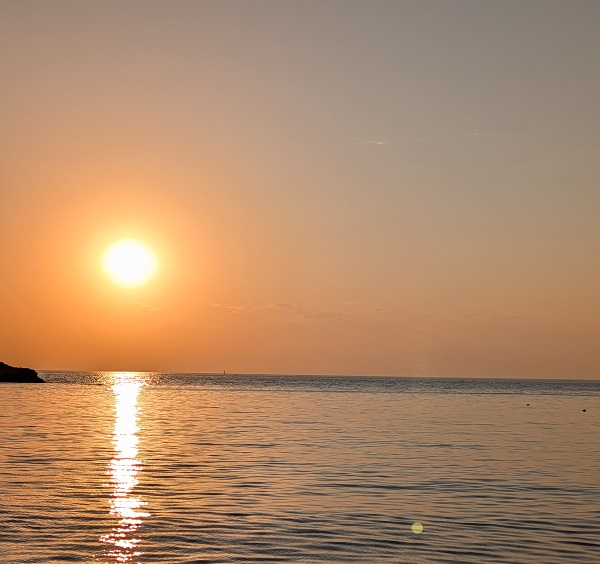 海と美しい夕日
